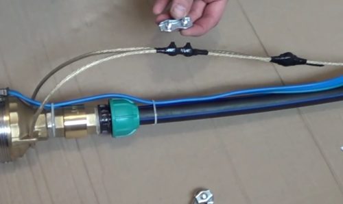 Фото: Второй способ фиксации страховочного троса и присоединение трубы через дополнительный обратный клапан