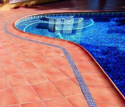 Фото: Яркий стиль бассейна из декоративной плитки