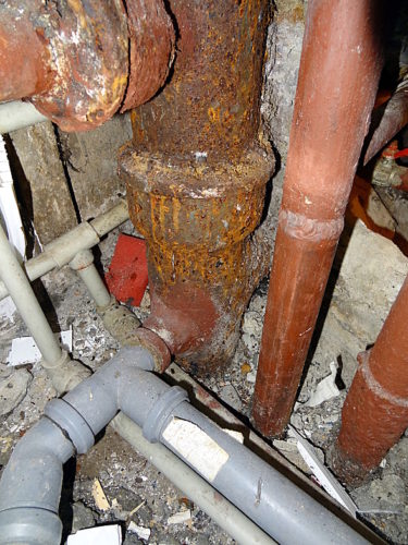 Фото: часто неприятный запах из канализационных труб на кухне является причиной нарушения работоспособности трубопровода