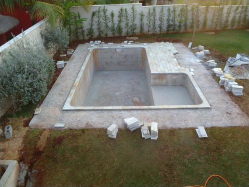 Фото: начинаем чистовую отделку площадки возле бассейна при помощи керамической плитки