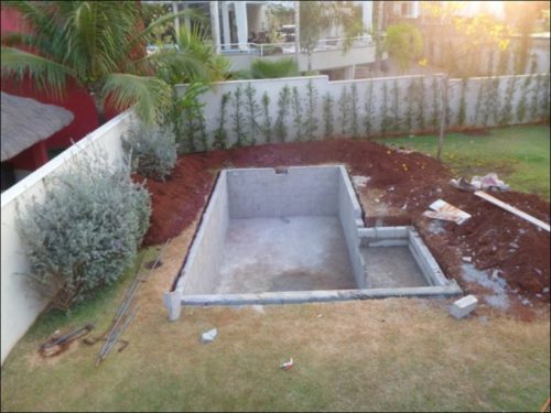 Фото: установка бетонного каркаса под бассейн