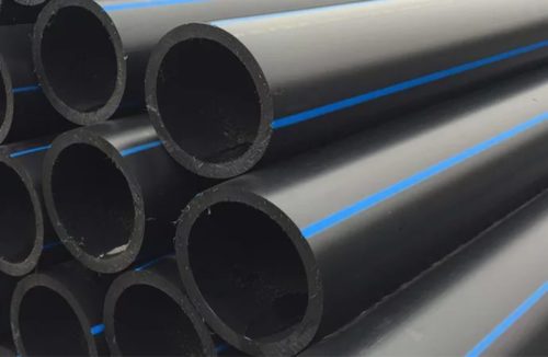 Фото: трубы ПНД для водопровода обозначаются голубой или синей полоской по всей длине конструкции
